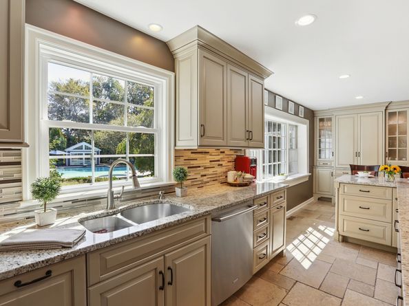 28 Grand Place, Newtown CT 06470