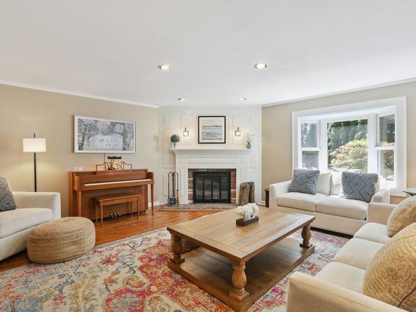28 Grand Place, Newtown CT 06470