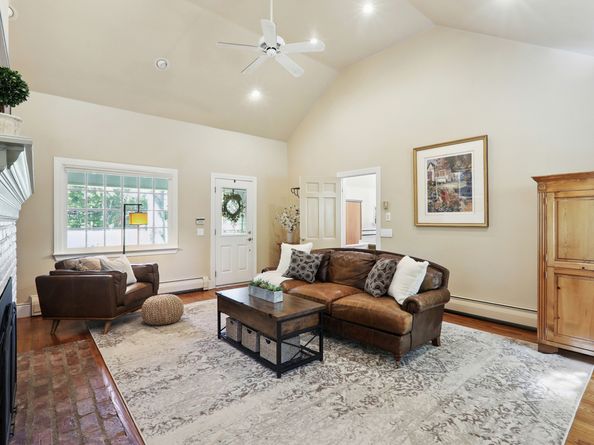 28 Grand Place, Newtown CT 06470