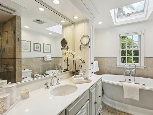 28 Grand Place, Newtown CT 06470