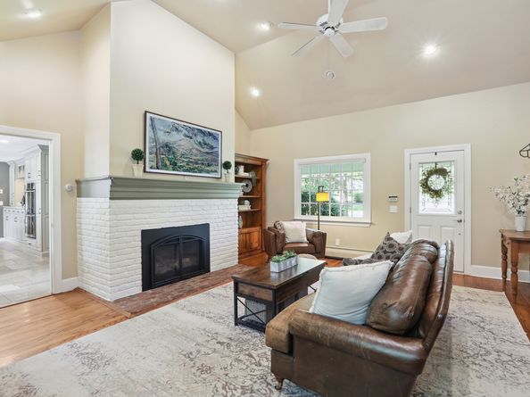 28 Grand Place, Newtown CT 06470