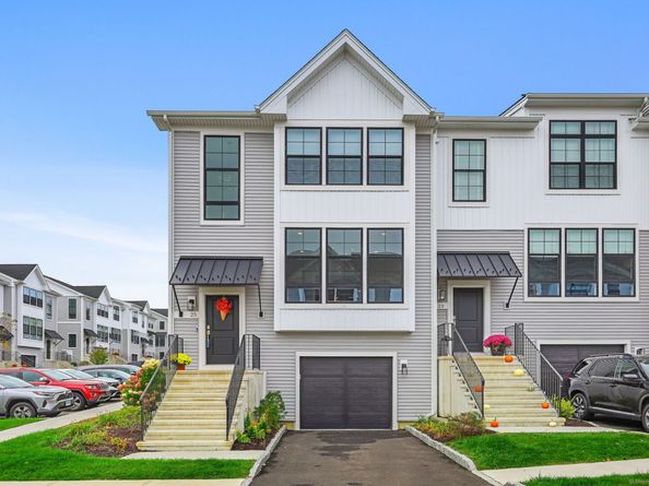 25 E Cross Trail 25, Danbury CT 06810