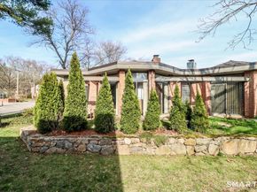 160 Fairfield Woods Road 20, Fairfield CT 06825