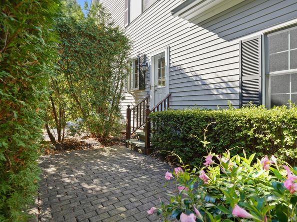 1 Village Drive 1, Trumbull CT 06611