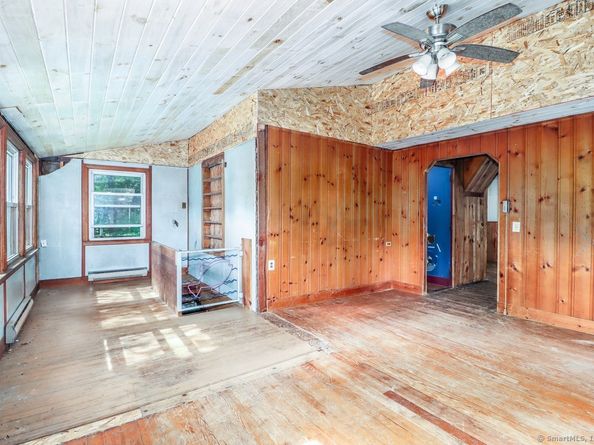16 Oak Street, New Fairfield CT 06812