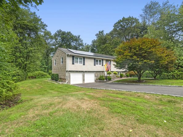 40 Winthrop Place, Monroe CT 06468