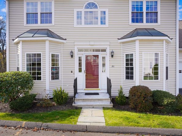 101 Royals Court, Trumbull CT 06611