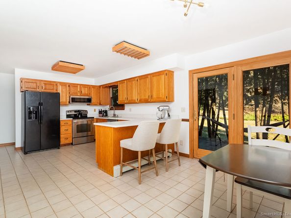 8 Phoebee Lane, Brookfield CT 06804