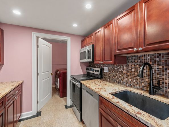 143 Hoyt Street APT 1A, Stamford CT 06905