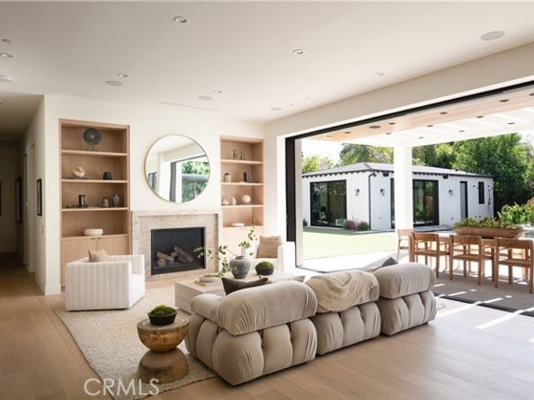 23416 Califa Street, Woodland Hills (los Angeles) CA 91367