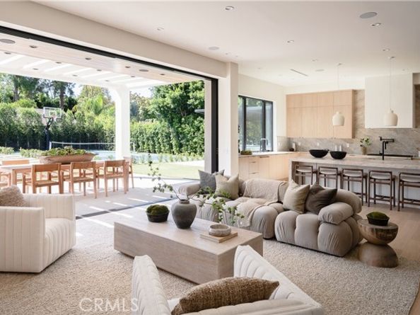 23416 Califa Street, Woodland Hills (los Angeles) CA 91367