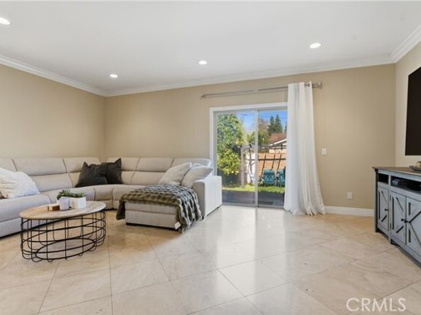 22711 Collins Street, Woodland Hills (los Angeles) CA 91367