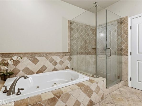 22711 Collins Street, Woodland Hills (los Angeles) CA 91367