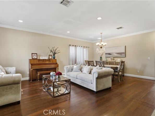 22711 Collins Street, Woodland Hills (los Angeles) CA 91367