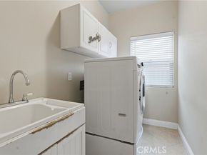 22711 Collins Street, Woodland Hills (los Angeles) CA 91367