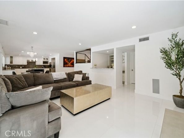 19523 Ballinger Street, Northridge (los Angeles) CA 91324