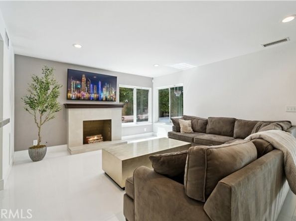 19523 Ballinger Street, Northridge (los Angeles) CA 91324