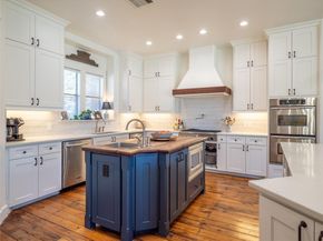 14 Autumn Oaks DR, The Hills TX 78738