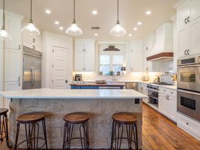 14 Autumn Oaks DR, The Hills TX 78738