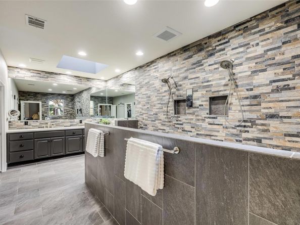 18405 Lakepoint CV, Point Venture TX 78645