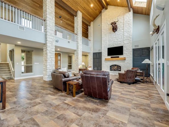 18405 Lakepoint CV, Point Venture TX 78645