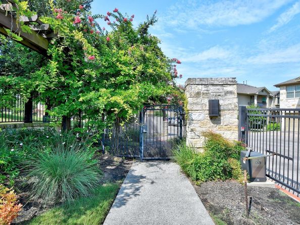 9201 Brodie LN 2001, Austin TX 78748