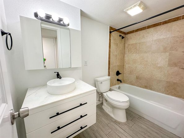 1307 Norwalk LN 102, Austin TX 78703