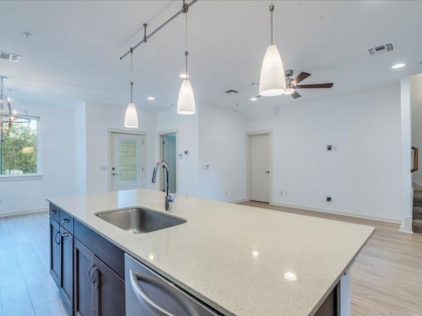 4006 Valley View RD B, Austin TX 78704