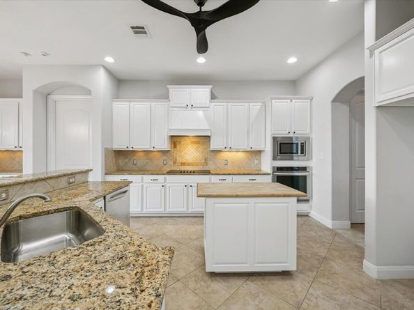 17813 Kingfisher Ridge DR, Lago Vista TX 78645