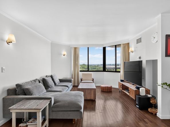 827 Harmon Cove Tower 827, Secaucus NJ 07094