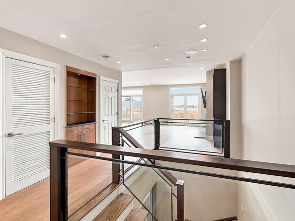 208 Shearwater Ct West 71, Jersey City NJ 07305