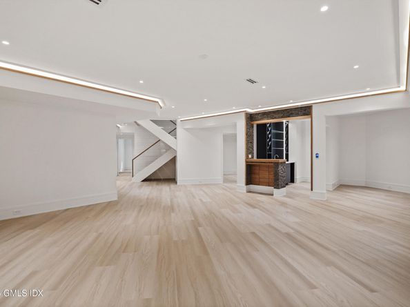 25 Dialstone Lane, Riverside CT 06878