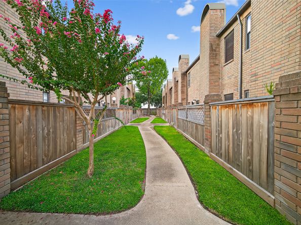 9850 Pagewood Lane 301, Houston TX 77042