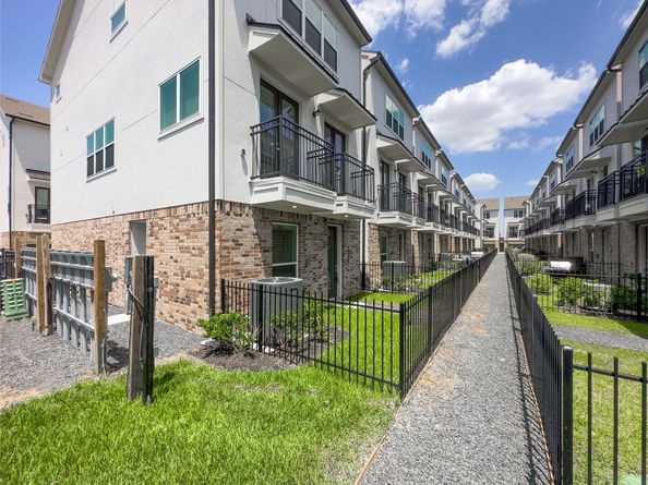 1276 N Post Oak Road B, Houston TX 77055