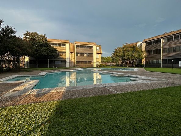 3025 Walnut Bend Lane 18, Houston TX 77042