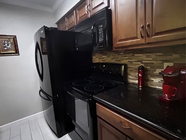 3025 Walnut Bend Lane 18, Houston TX 77042