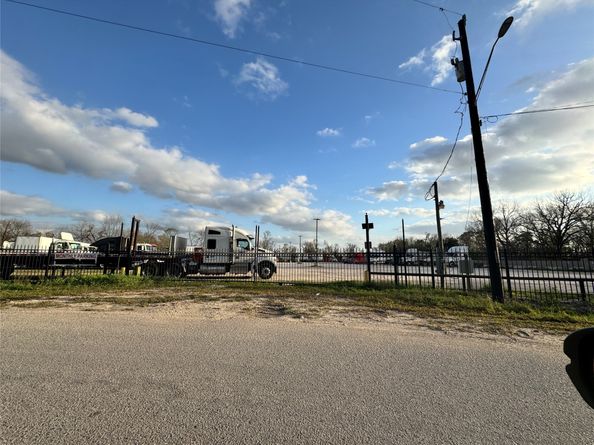 4805 E O S T Drive, Houston TX 77013