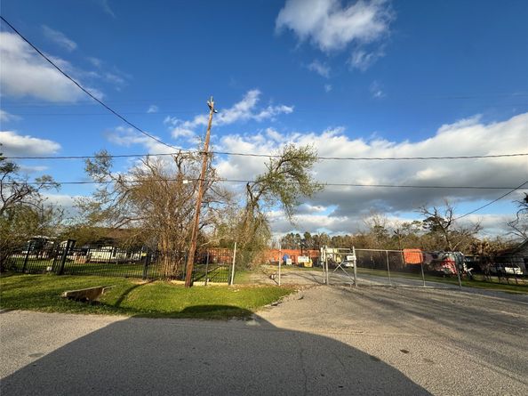 4805 E O S T Drive, Houston TX 77013