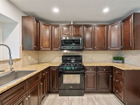 6 Sylvan Forest Drive, The Woodlands TX 77381