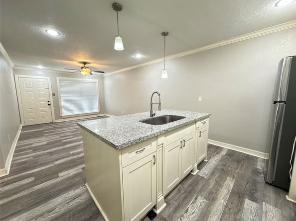 7313 Gulf Freeway 903, Houston TX 77017