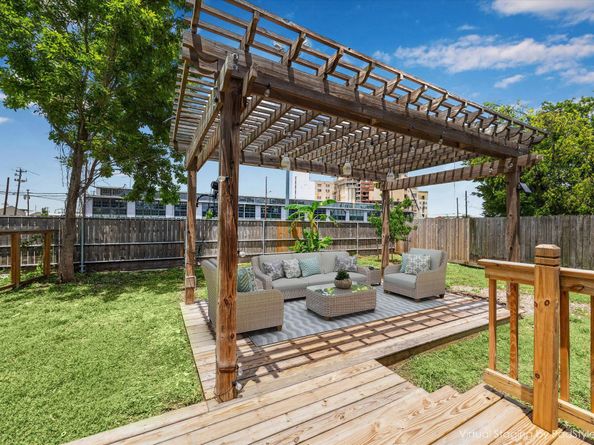 3811 Walker Street, Houston TX 77023