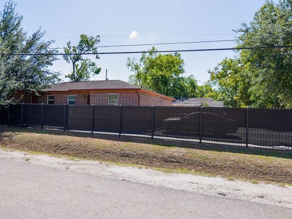 6820 Petre Drive, Houston TX 77076