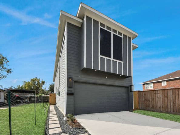 6910 J W Peavy Drive, Houston TX 77011