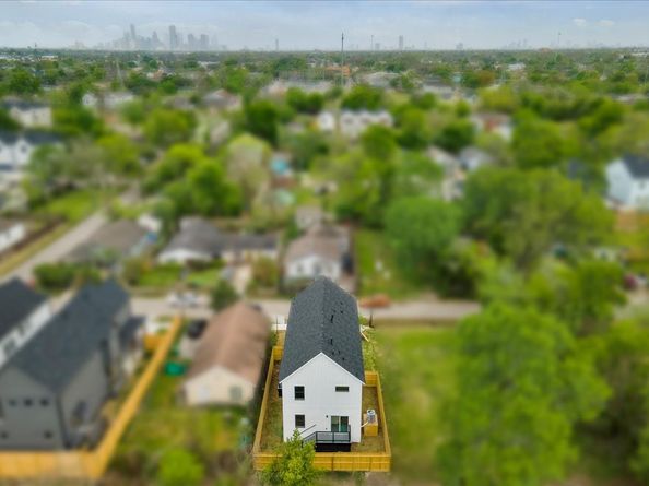 727 E 40th Street, Houston TX 77022