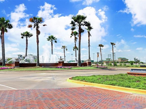 102 Stadium Drive, Sugar Land TX 77498