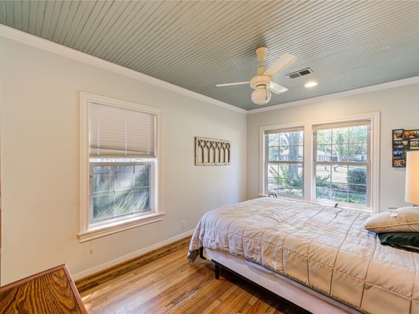 1550 Sue Barnett Drive, Houston TX 77018