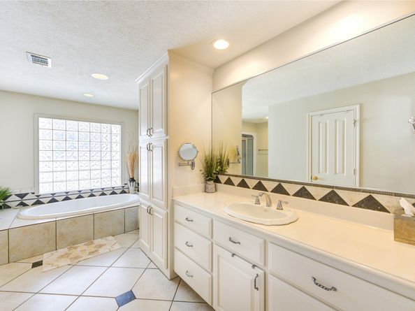 1550 Sue Barnett Drive, Houston TX 77018