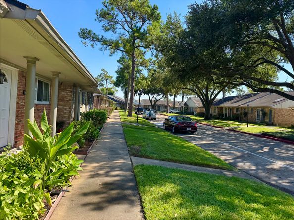 1016 E Tri Oaks Lane 79, Houston TX 77043