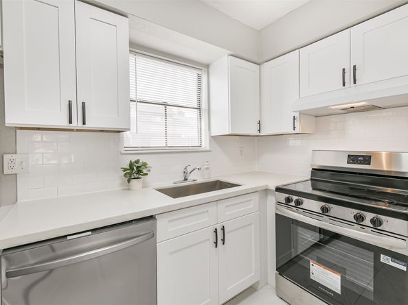 3130 Walnut Bend Lane 406, Houston TX 77042