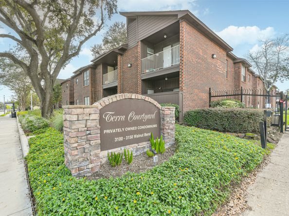 3130 Walnut Bend Lane 406, Houston TX 77042